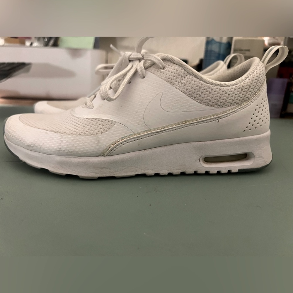 Women’s White Nike Athletic/ Tennis Shoe size 9. GUC